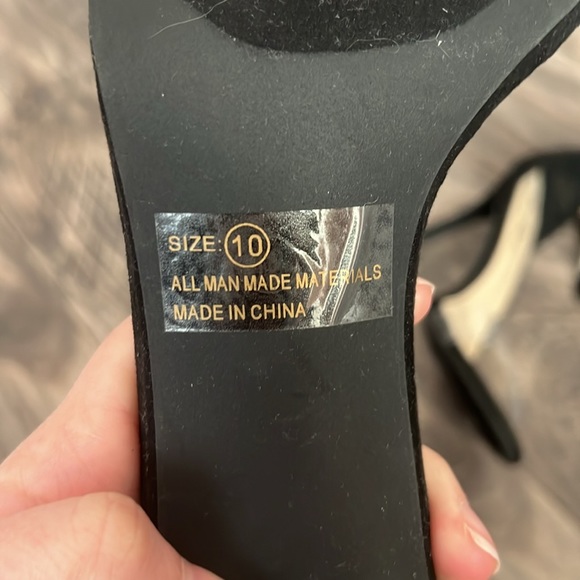 Lulus women’s 10 black open toes heels - Picture 4 of 5